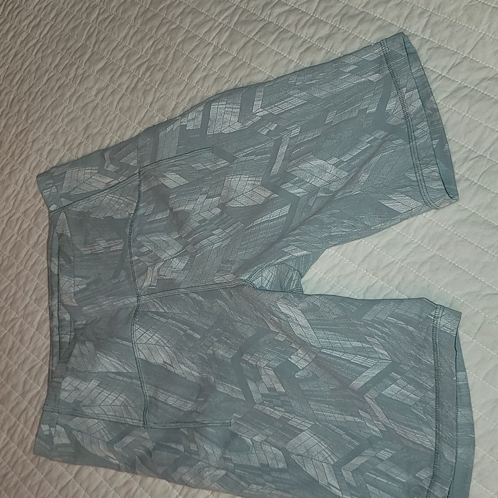 Lululemon Swift Speed 8" short with pockets size 6